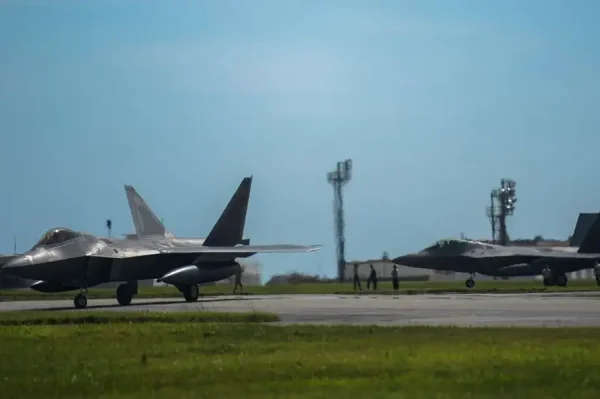 Video shows F-22 Raptor stealth fighters deploying to Kadena AB