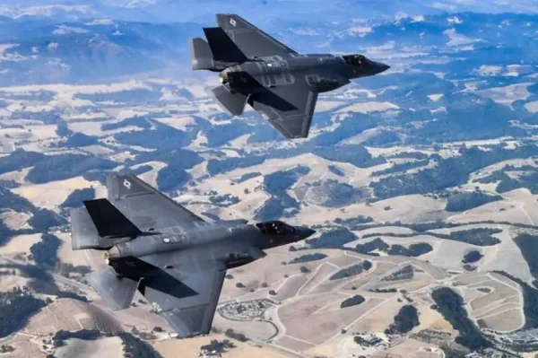 Two U.S. Navy F-35C fly in formation for a photo exercise and the result is simply stunning