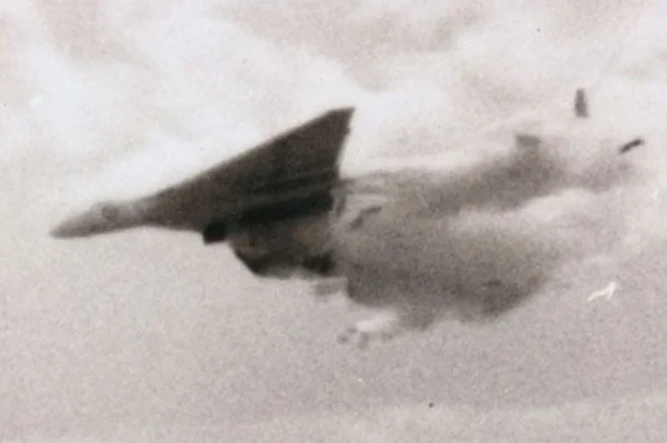 Shocking video shows Avro Vulcan VX770 disintegrating during fast pass at RAF Syerston in 1958