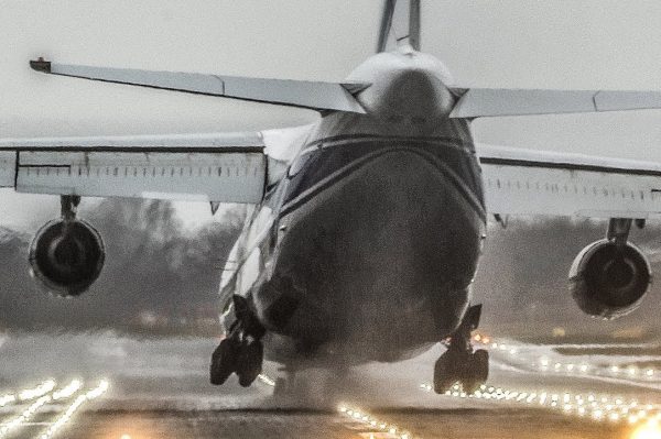 Crazy Video Shows Massive An-124 Cargo Aircraft Crosswind Landing With Front Gear First
