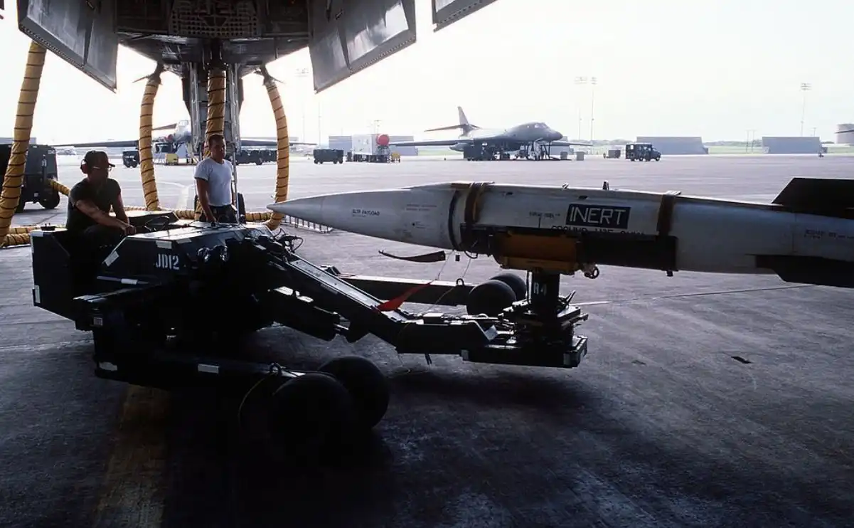US Military Analyst Explains why B-52 Bombers would have had no trouble getting through Soviet air defenses to their targets during the Cold War